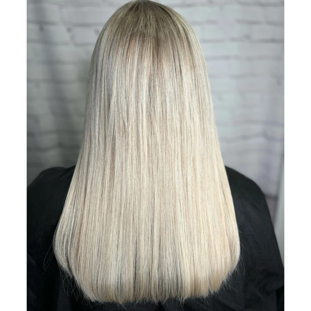 This gorgeous blend of blonde hair extensions has set to work wonders on this fine, wispy hair, giving it a fuller and stronger appearance. Just look at that dense baseline, no wispy fragile ends in sight 💪🏼

The two lovely tones are perfectly matched to create a beautifully natural look. Since everyone’s hair has its unique shades, we’ve made sure to consider that when picking the perfect colour for the extensions. 

Our hair extension specialist used a duo of blondes in 30cm and blended them beautifully creating a completely natural result. Nobody would know this guest was wearing extensions!

When adding extensions to fine wispy hair our extensions specialist will take the hairs natural condition into account and make sure the amount of hair added isn’t too heavy for the fine hair, the length isn’t too long and the bonds are fitted to a decent amount of hair for strength and durability. All these things make a difference! 

If your hair is fine and wispy and you’d like it to be thicker and stronger then you need to call us. We’ll talk you through the application process, how to maintain hair extensions and how to achieve maximum longevity . 

Call us in 01384402890 or book via our online booking facility. 

Keep an eye out for more stunning before and after shots coming your way very soon! 🌟

#hairextensions #humanhairextensions #kingswinfordsalon #hairdresserskingswinford #kingswinford #greatlengthsgoldsalon #hairextensionsspecialist #finehairsolutions #thickerhair #thickerhairplease